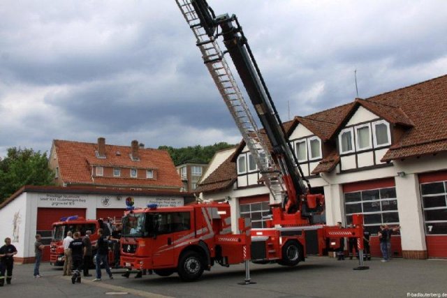 2011-06-16 -54- Vorfuehrung Hubrettungsfahrzeuge